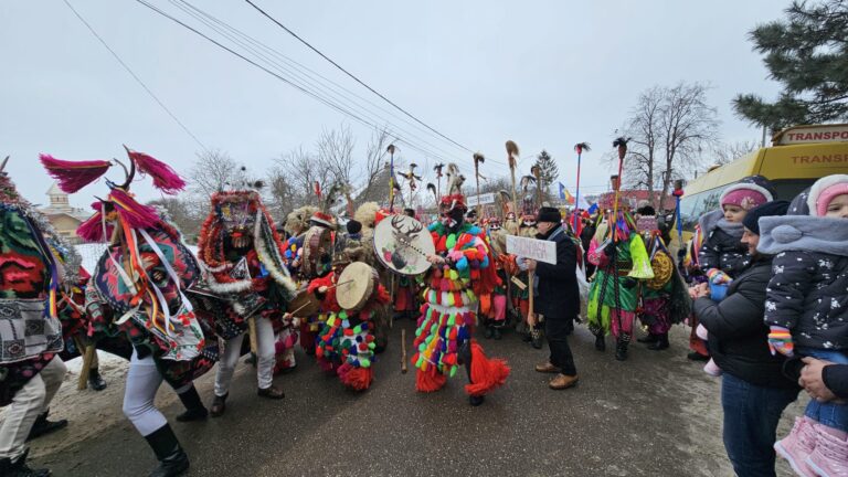 FOTO Sute de urători au fost prezenți la Drăgușeni la cel mai mare Festival de Datini și Obiceiuri pe stil vechi din regiunea Moldovei: „Mulțumim tuturor celor care au venit alături de noi pentru a ne bucura de acest frumos festival”