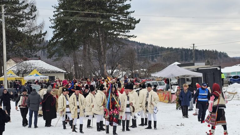 FOTO Festivalul de Datini și Obiceiuri pe stil vechi de la Râșca a marcat încheierea Programului „Crăciun în Bucovina”: „Mă bucur să văd atâta lume adunată aici”
