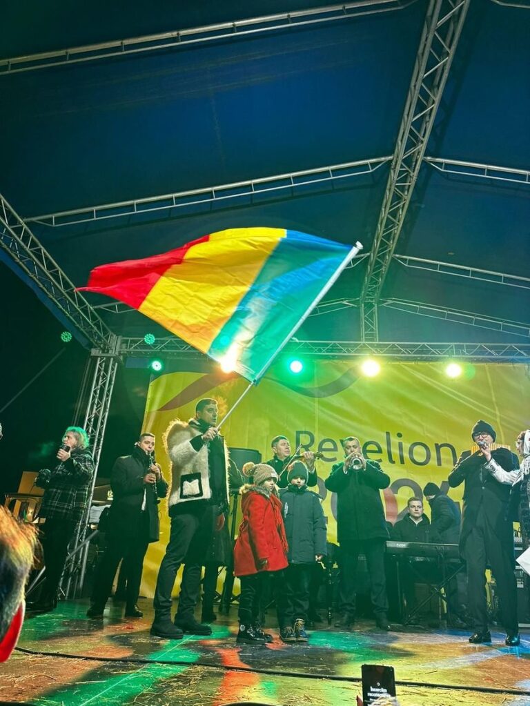 Sute de oameni au luat parte la spectacolul organizat de AUR la Gura Humorului în noaptea dintre ani