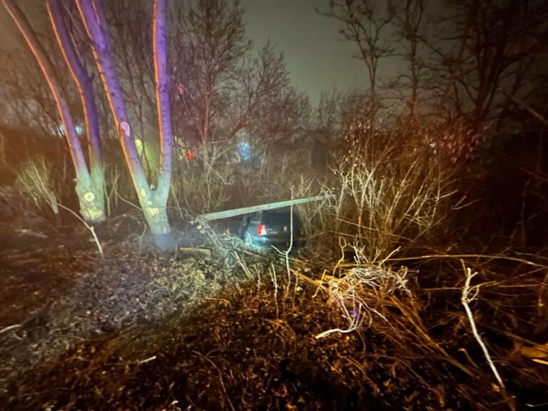 VIDEO FOTO Patru persoane implicate într-un accident produs la grupul școlar