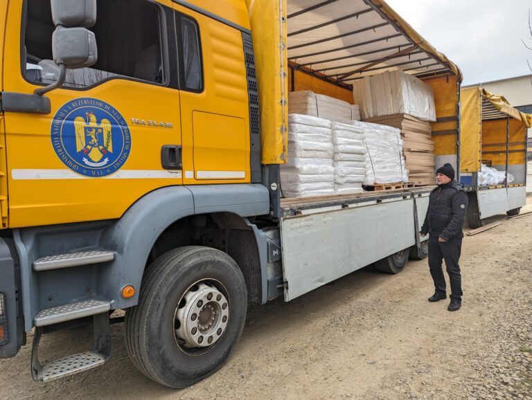 FOTO DGASPC Suceava a primit saltele, pături, cearșafuri, perne, fețe de perne și haine de la rezervele de stat