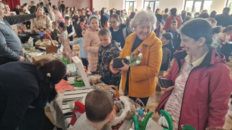 FOTO Întreaga comunitate din Voitinel a luat parte la cea de-a III-a ediție a Târgului Caritabil organizat de elevii din localitate: „Banii strânși în cadrul acestui eveniment, vor fi direcționați către niște cazuri medicale din comună”