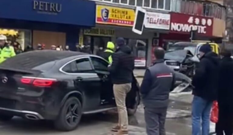 FOTO Un șofer beat turtă s-a ales cu un dosar penal după ce un alt participant la trafic a produs un carambol între patru mașini în stație la Curcubeu