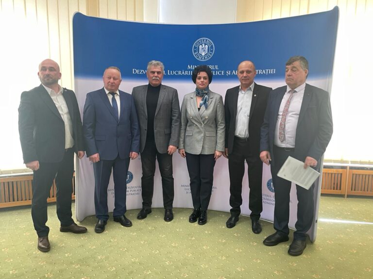Deputatul Angelica Fădor și senatorul Daniel Cadariu, alături de primari liberali la semnarea unor contracte de peste 220 de milioane de lei pentru proiecte de dezvoltare și modernizare
