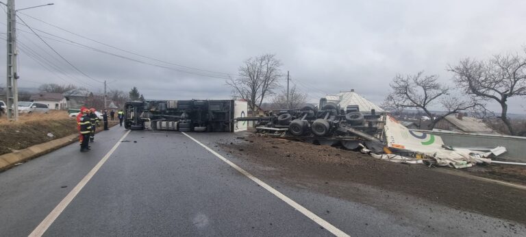 FOTO Un TIR cu remorcă s-a răsturnat la Stroiești, blocând DN 17