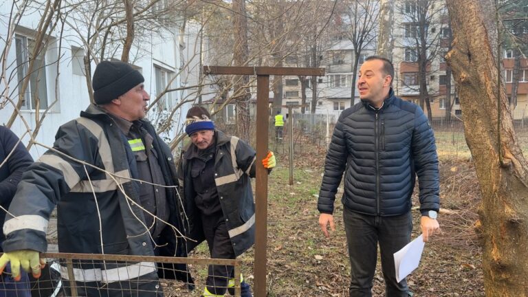 FOTO Viceprimarul Lucian Harșovschi a început curățenia în cartierul George Enescu: „Doar împreună putem schimba ceva”