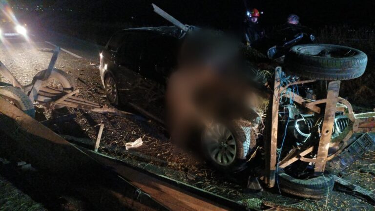 FOTO Două persoane au fost rănite după ce o căruță a fost spulberată de o mașină, la ieșirea din Rădăuți spre Burla
