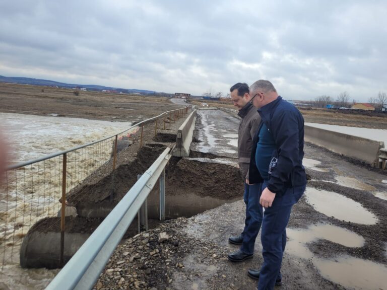 FOTO Prefectul Alexandru Moldovan a vizitat podul provizoriu de la Milișăuți care riscă să fie luat de ape: „Circulația a fost restricționată total din motive de siguranță”