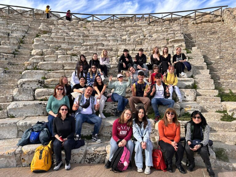 FOTO Șase elevi de la Colegiul Național „Eudoxiu Hurmuzachi” din Rădăuți au fost cu Erasmus+ în Italia: „A fost o călătorie fascinantă și plină de amintiri prețioase”