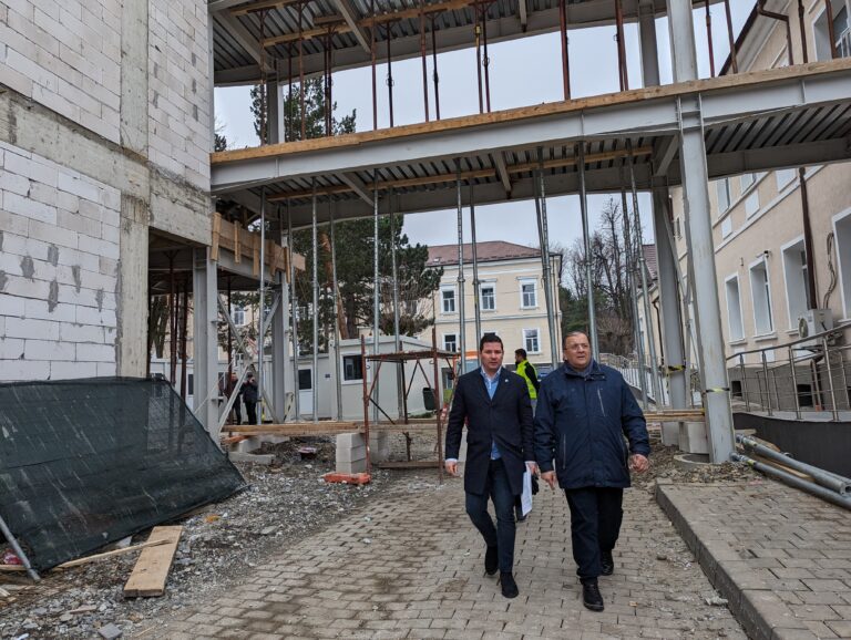 FOTO Spitalul de Oncologie de la Suceava va fi terminat până la sfârșitul acestui an: „Vom avea o investiție în premieră la Suceava de peste 80 de paturi pentru bolnavii oncologici dar și pentru aparținători care vor putea fi cazați aici”