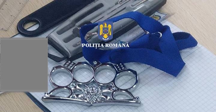 FOTO Un elev sucevean s-a ales cu un dosar penal după ce polițiștii i-au găsit în ghiozdan un box metalic