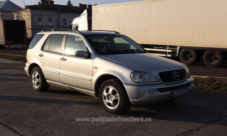 FOTO O femeie a rămas fără un Mercedes – Benz ML, în valoare de 50.000 de euro, după ce polițiștii de frontieră i-au găsit în mașină 450 de pachete cu țigări de contrabandă, la Vicovu de Sus