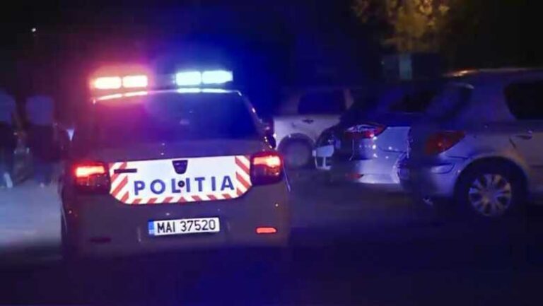 Un bărbat a murit după ce s-a dezechilibrat și a plonjat în fața unei mașini pe un drum din Șaru Dornei