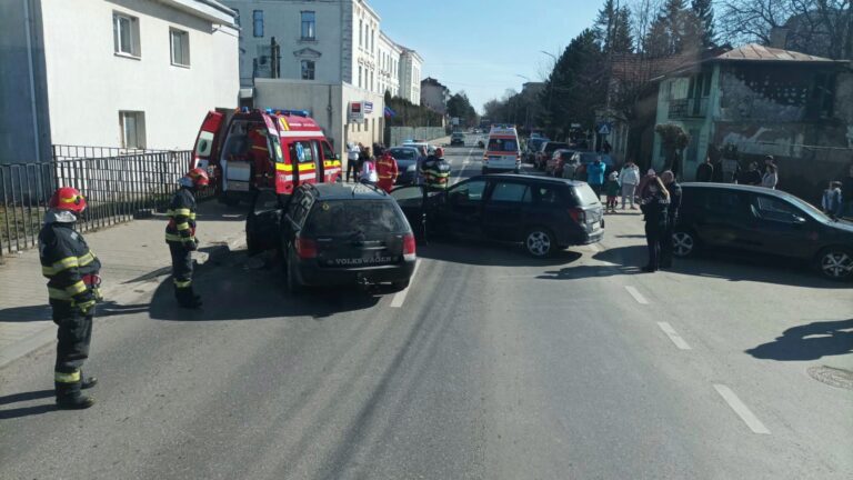 FOTO Carambol între trei mașini produs la Rădăuți. Două persoane au ajuns la spital