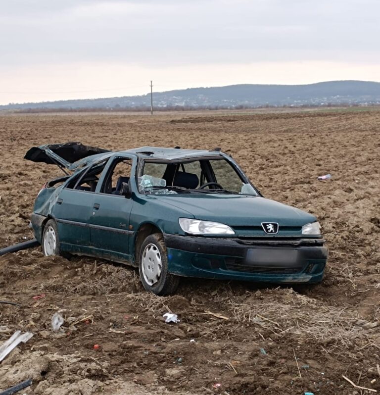 FOTO Trei persoane au fost rănite după ce o mașină a ajuns pe un ogor din Marginea
