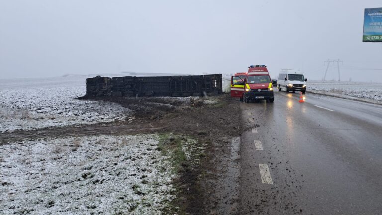 FOTO Un TIR s-a răsturnat la Cumpărătura. Traficul este blocat pe un sens