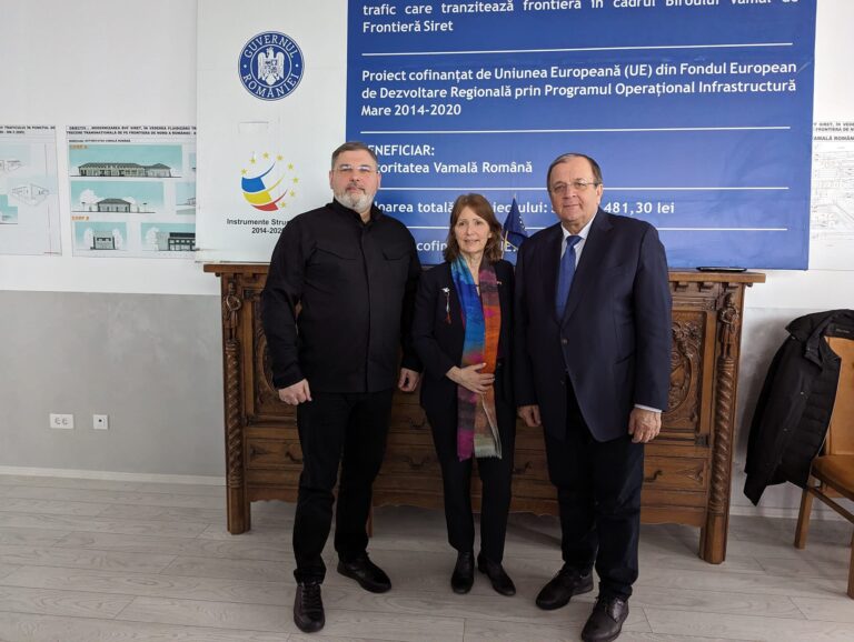 FOTO Ambasadoarea SUA în România a vizitat Vama Siret, unde s-a întâlnit cu Ruslan Zaparaniuk, guvernatorul Cernăuțiului