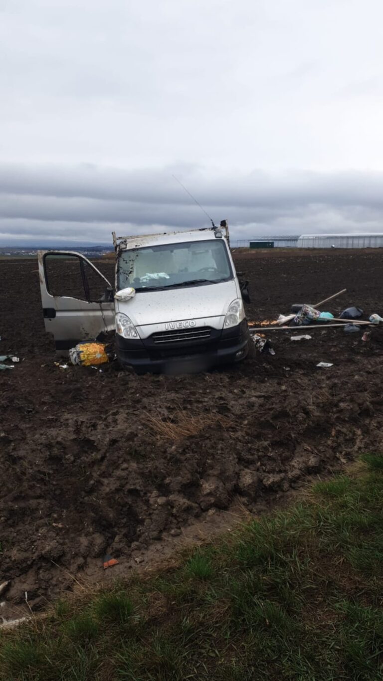 FOTO Trei persoane au fost rănite după ce o camionetă a ajuns pe un ogor din Cumpărătura