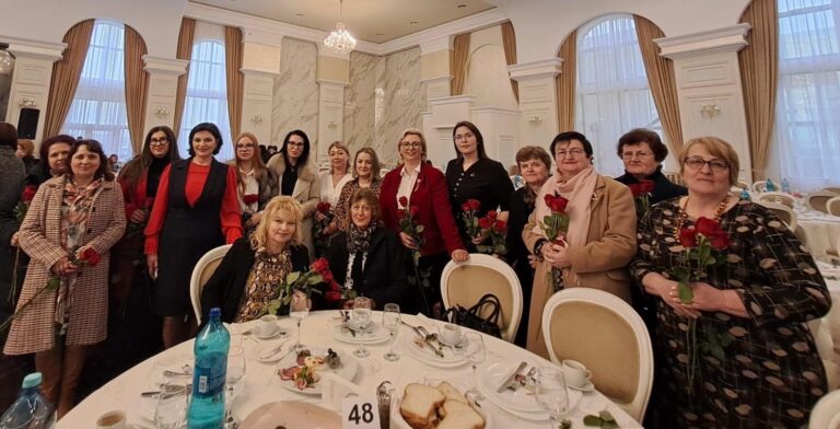 Marinela Rață, însoțită de doamnele din PSD Mitocu Dragomirnei, a luat parte la Consiliul Politic Județean OFSD Suceava: „Îi mulțumesc frumos doamnei Larisa Blanari pentru susținere și îi transmit toată aprecierea doamnelor și domnișoarelor din Mitocu Dragomirnei”