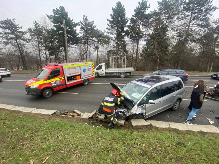 FOTO Accidentele continuă să se producă la foc automat pe strada Calea Unirii. După nenumărate evenimente grave produse în zonă, primarul Ion Lungu și-a dat seama că ar fi bun un test de aderență