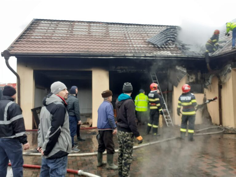 VIDEO FOTO Incendiu izbucnit într-o locuință din Mitocu Dragomirnei de la jarul căzut din sobă