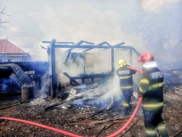 FOTO O casă din zona Serpentine din Suceava a fost distrusă de un incendiu