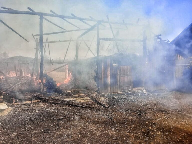 FOTO Un incendiu de proporții a cuprins o gospodărie din Râșca