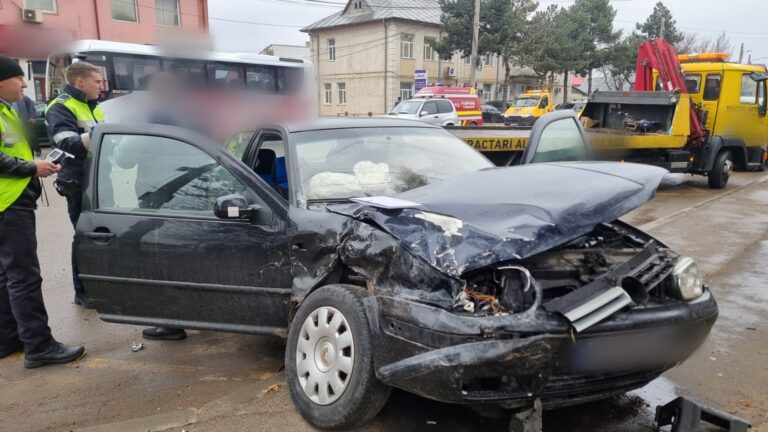 FOTO Accident produs între o mașină și un autocar pe strada Traian Vuia din Suceava