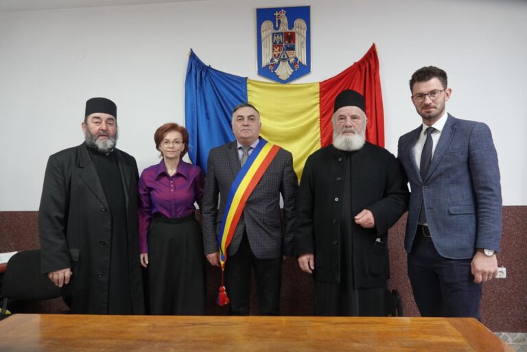 FOTO Preoții Ioan Gavra și Nicolai Moroșan, care s-au îngrijit peste 25 de ani de sufletele cetățenilor din Vama, au primit titlul de cetățean de onoare