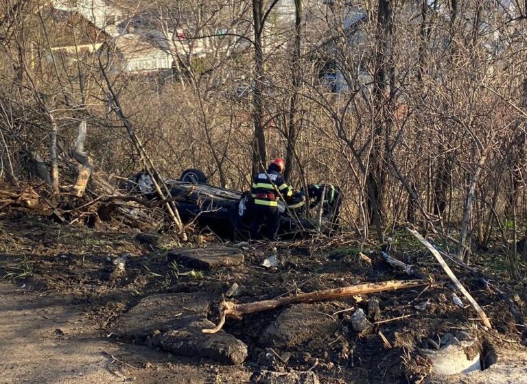 FOTO Un nou accident produs în zona Grupul Școlar din Suceava. Un minor și mama acestuia au fost transportați la spital