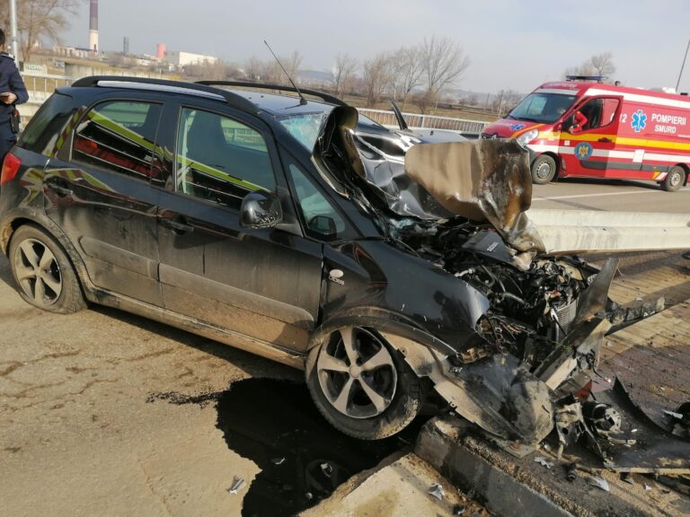 FOTO O adolescentă a ajuns la spital după ce o mașină s-a izbit într-un parapet în zona Podului Unirii din Suceava