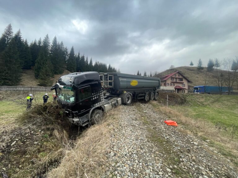 FOTO Un șofer a murit la volanul unui camion, la Dorna Candrenilor