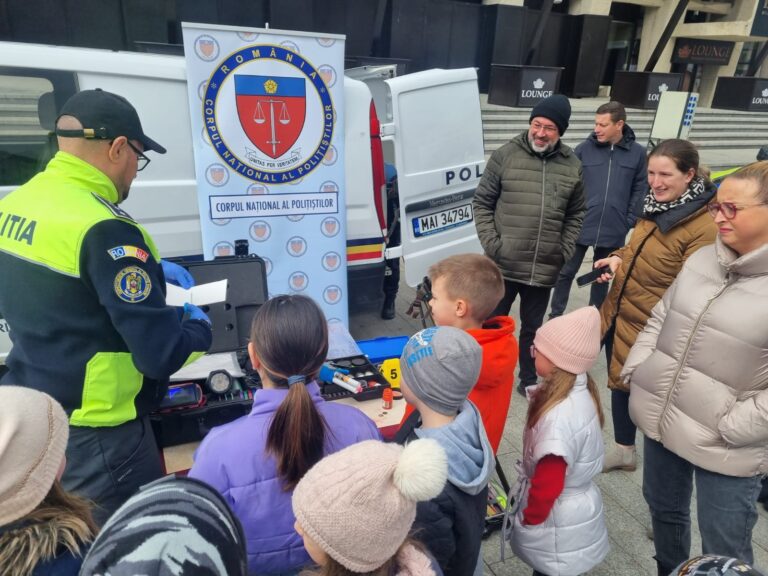 FOTO Sute de copii au sărbătorit în avans Ziua Poliției Române pe esplanada din centrul municipiului Suceava