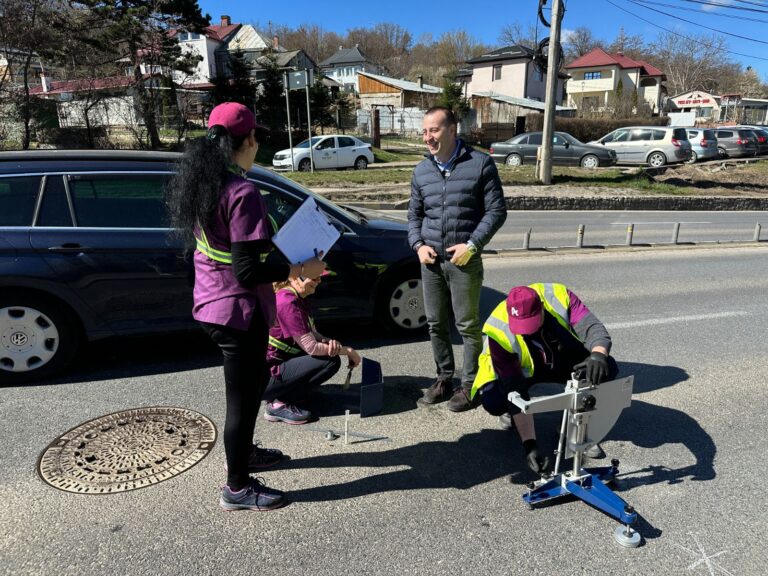 VIDEO FOTO Lucian Harșovschi a anunțat că a fost făcut testul de rugozitate pe Calea Unirii, în zona Grupului Școlar: „Indiferent de rezultat, urmează să montăm benzi rezonatoare și un parapet pentru mai multă siguranță”