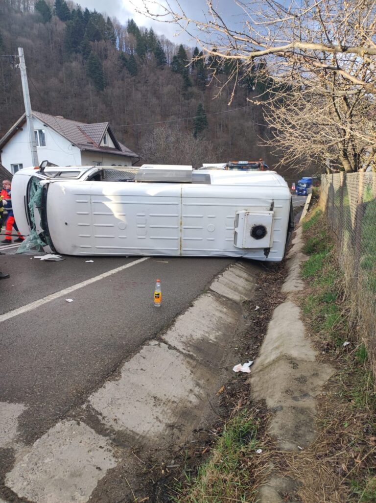 VIDEO FOTO Cinci persoane au fost rănite după ce un microbuz s-a răsturnat la Prisaca Dornei