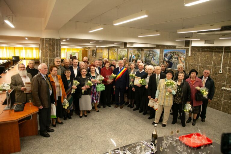 VIDEO FOTO Lucian Harșovschi a premiat astăzi 27 de cupluri de aur, care au împlinit 50 de ani de căsătorie: „Ne sunteți modele de viață”