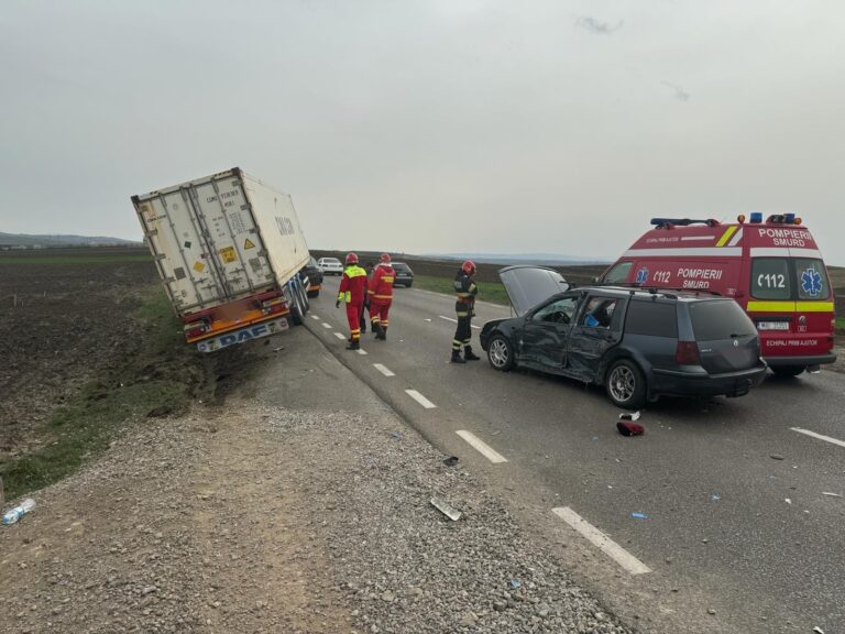 FOTO Două persoane au fost rănite după ce o mașină a intrat în coliziune cu un TIR încărcat cu mere, la Cumpărătura. Traficul rutier este blocat