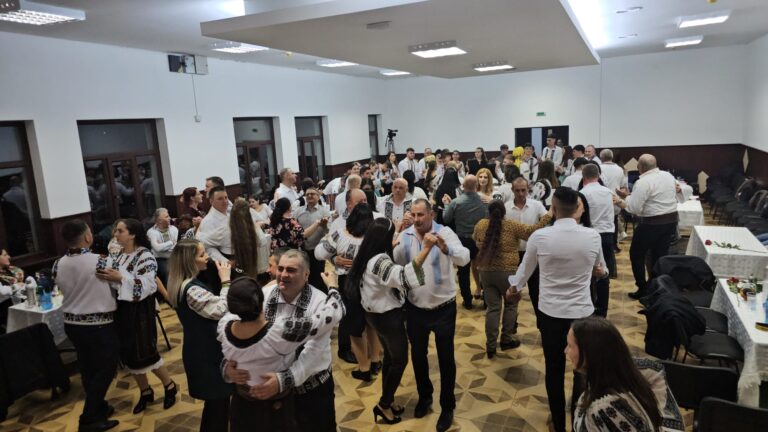 FOTO Localnicii din Voitinel au chefuit până în noapte târziu la Balul Gospodarilor: „Ne bucurăm că au venit într-un număr atât de mare”
