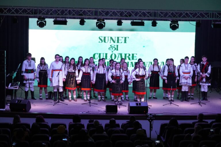 FOTO Concertul „Sunet și culoare în prag de primăvară” a umplut Centrul Cultural „Sofia Vicoveanca” din Vicovu de Jos