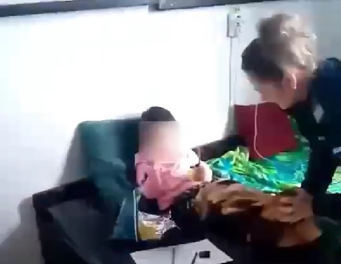 VIDEO Un copil de 3 ani din Rădăuți a fugit din curtea părinților și a fost găsit de un echipaj de jandarmi în timp ce se deplasa cu tricicleta pe mijlocul unei străzi