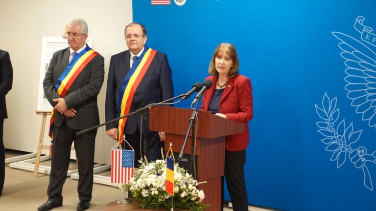 FOTO Ambasadoarea SUA în România, Kathleen Kavalec, a luat parte la deschiderea oficială expoziției fotografice itinerante „Noi, Poporul/We the People” de la Muzeul Bucovinei