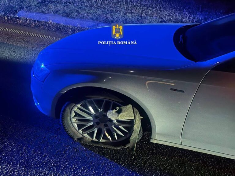 FOTO Un tânăr cu permisul suspendat a fost oprit de polițiști cu ajutorul dispozitivului Spike după o urmărire pe străzile Rădăuțiului