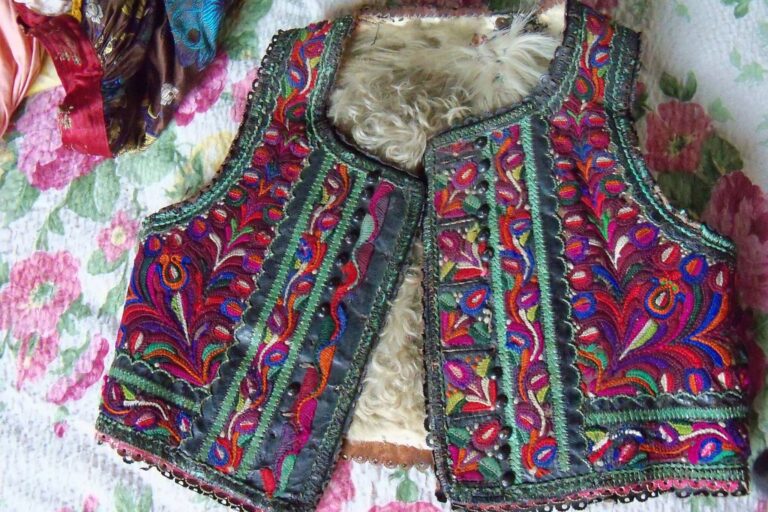 Trei hoți din Horodnic de Sus care au furat costume populare în valoare de 20.000 de lei au fost reținuți de polițiști