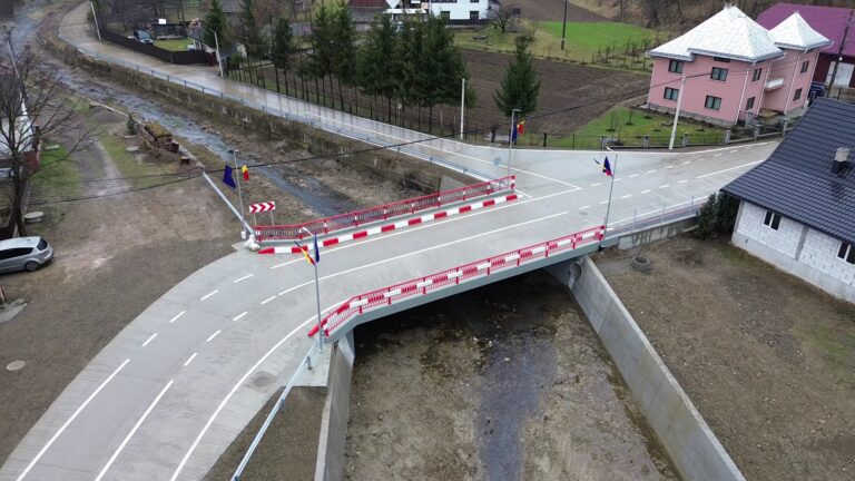 FOTO Un nou pod a fost construit la Vicovu de Jos în doar 5 luni: „Investiția era foarte importantă pentru că deservește aproximativ 3.000 de persoane”