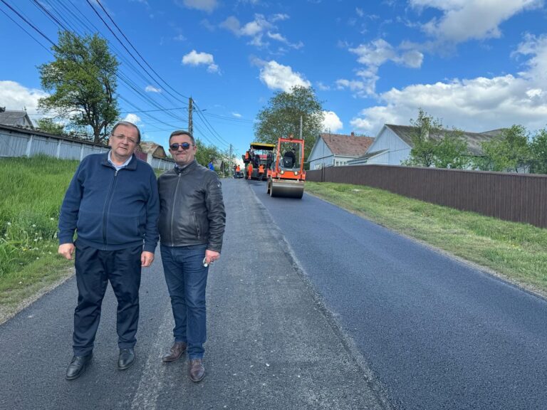 FOTO Gheorghe Flutur a fost prezent la Horodniceni unde a fost asfaltat un drum: „Urmează asfaltarea unei porțiuni de drum care face legătura cu depozitul ecologic de la Moara”