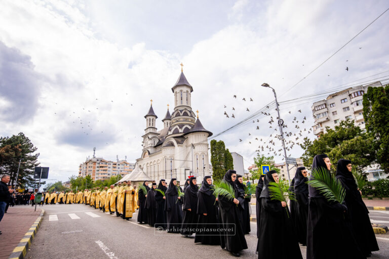 FOTO Procesiune de Florii organizată de Arhiepiscopia Sucevei și Rădăuților pe străzile din municipiul reședință de județ