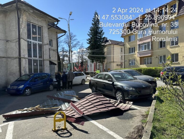 FOTO O bucată de tablă desprinsă de pe un bloc din Gura Humorului a distrus două mașini