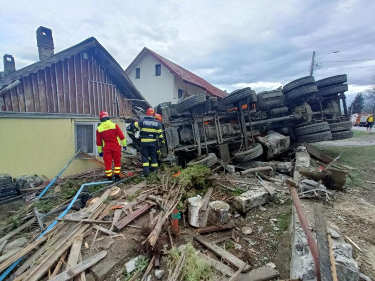 VIDEO FOTO O autobasculantă a făcut prăpăd într-o gospodărie din Drăgușeni