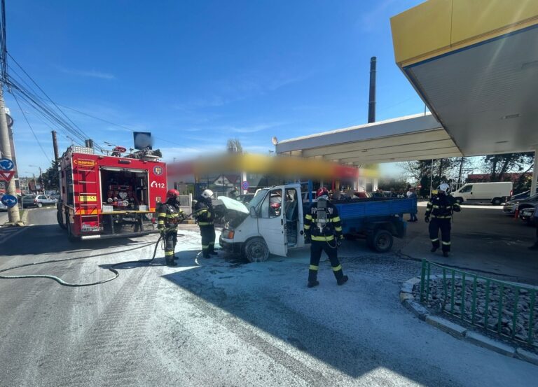 FOTO O camionetă a luat foc într-o benzinărie din Suceava