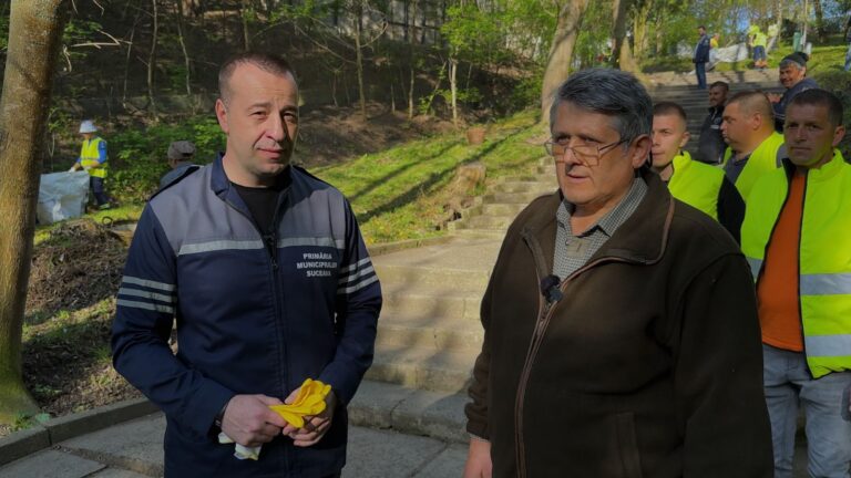 FOTO Parcul Șipote a fost igienizat de peste 100 de persoane, în frunte cu Lucian Harșovschi: „Curățenia făcută trebuie menținută”